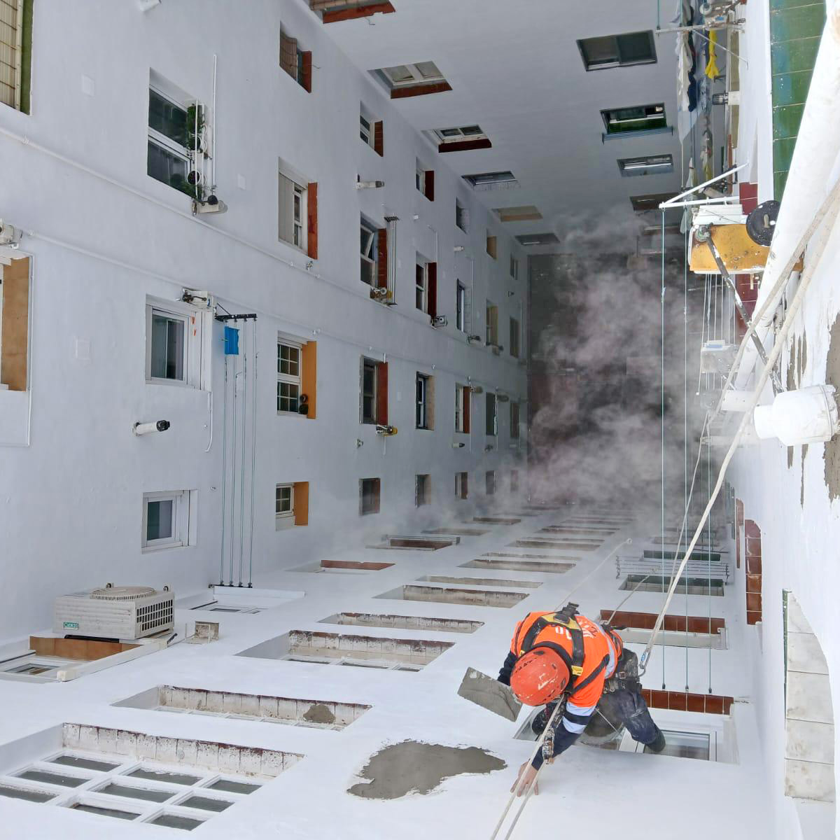 Rehabilitación de patios interiores y fachadas en altura en Zaragoza con trabajos verticales