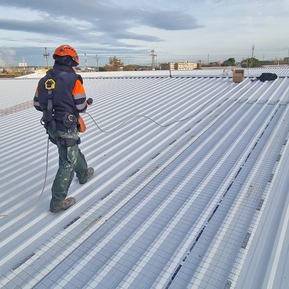 Impermeabilización de cubiertas metálicas en Zaragoza con sistemas de seguridad en altura